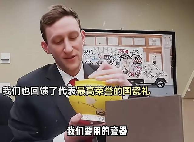 美国小伙的爱国情感，捐赠二战相册与升旗仪式的传承故事