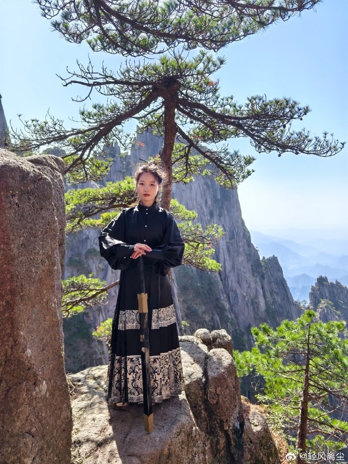 美女老外汉服打卡黄山云海美景