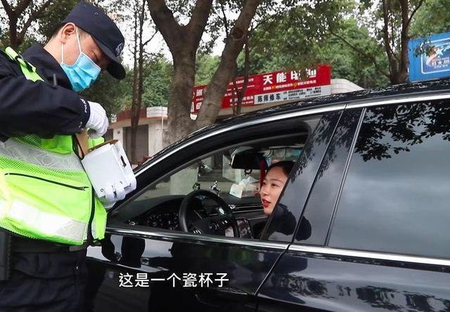 女子举报丈夫开车看美女，交警强调安全驾驶至关重要