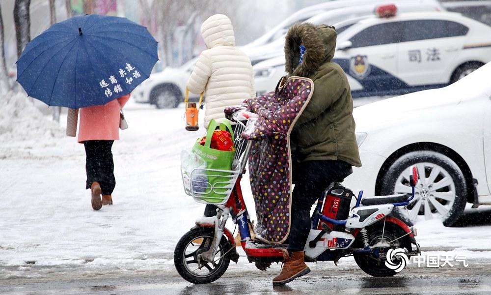 辽宁出动万名交警应对强降雪，全力保障道路安全通行